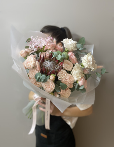 Авторский Букет Протея и Пионовидные розы