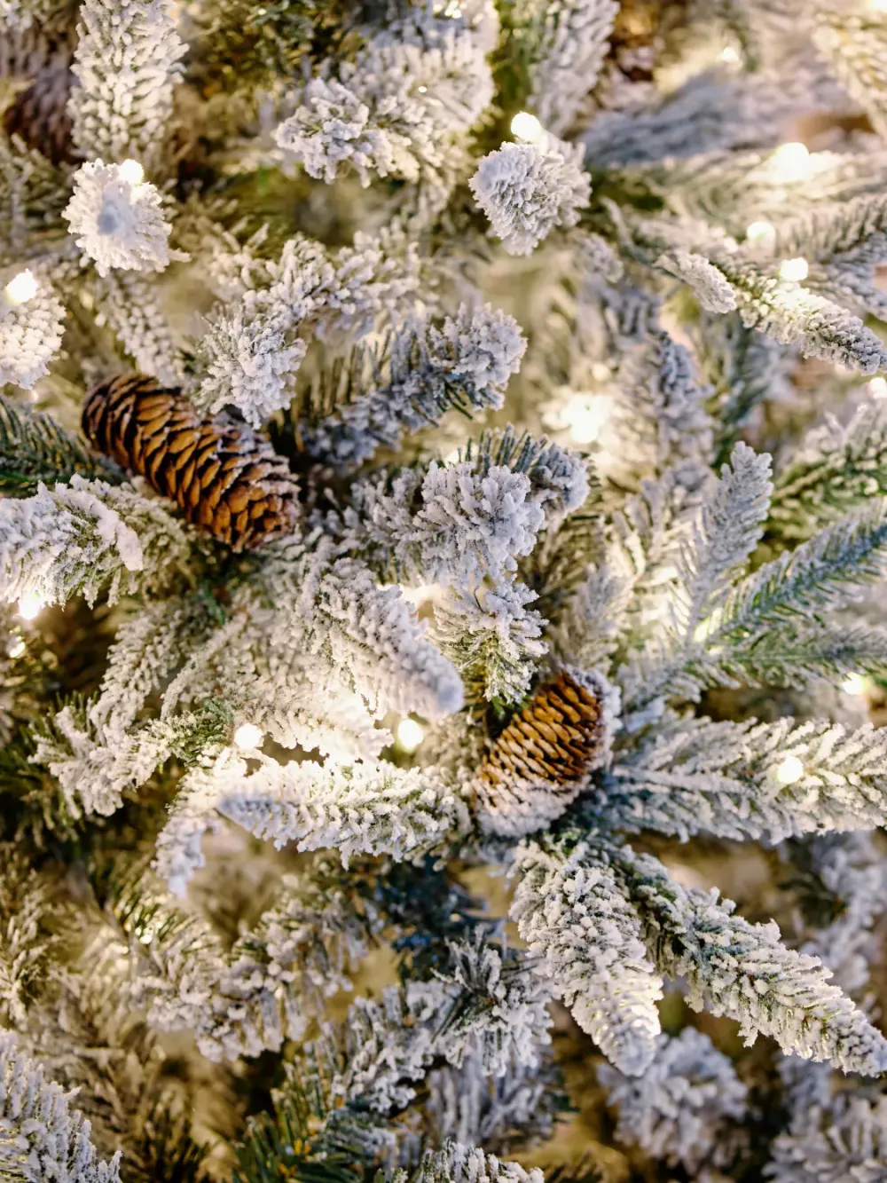 Заснеженная елка с гирляндой встроенной «ile Grande» (Литая+пвх) от 1,8 м до 2,4 м