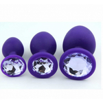 Анальная пробка из фиолетового силикона с синим кристаллом (размер S)