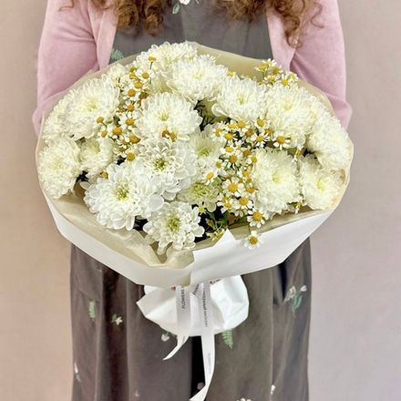 Букет с хризантемой и кустовой ромашкой