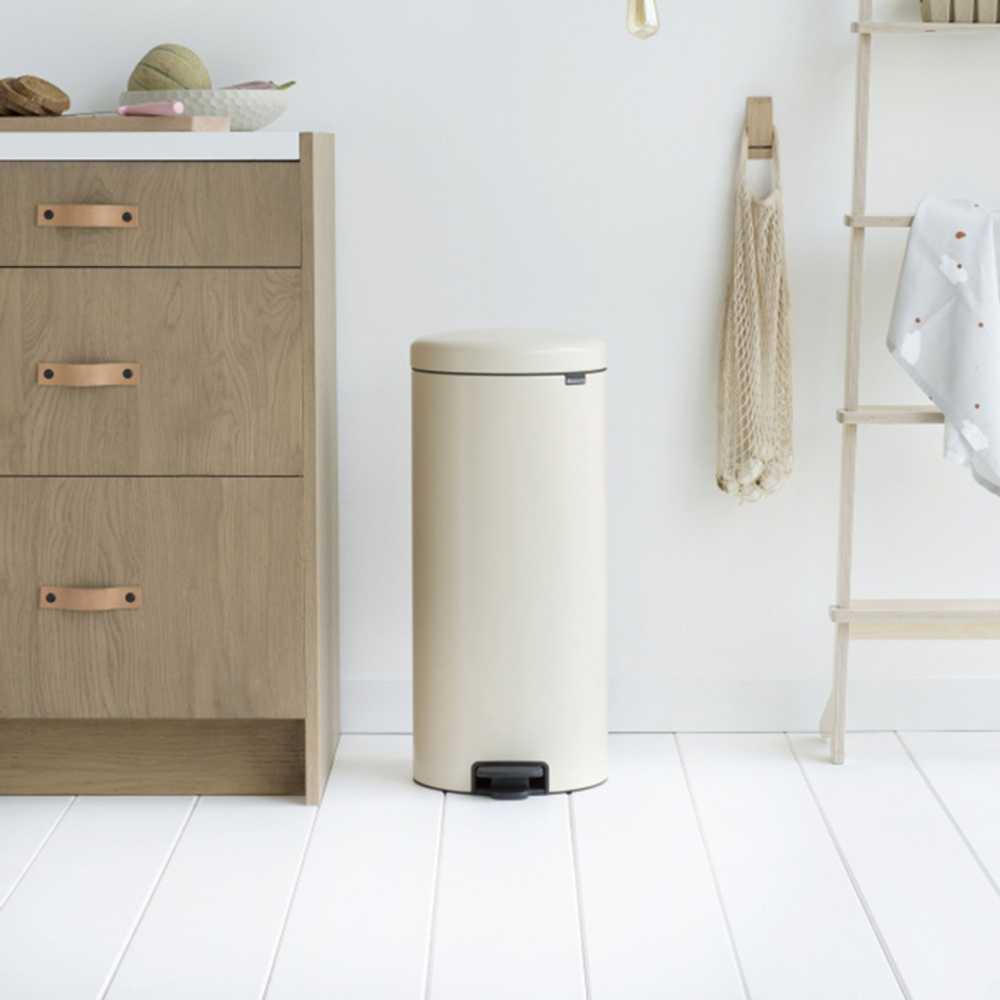 Ведро Brabantia NewIcon 30л миндальное в интерьере