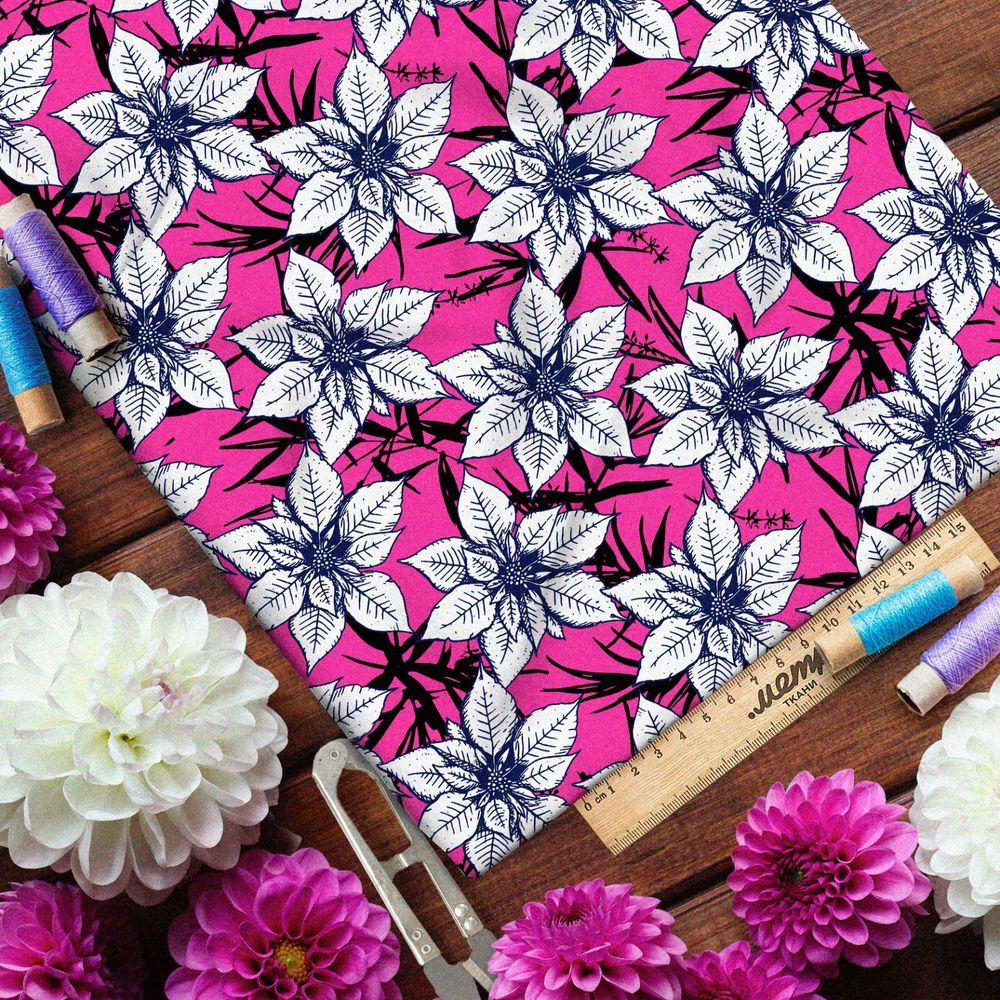 Ткань муслин эскизы белых цветов на розовом фоне