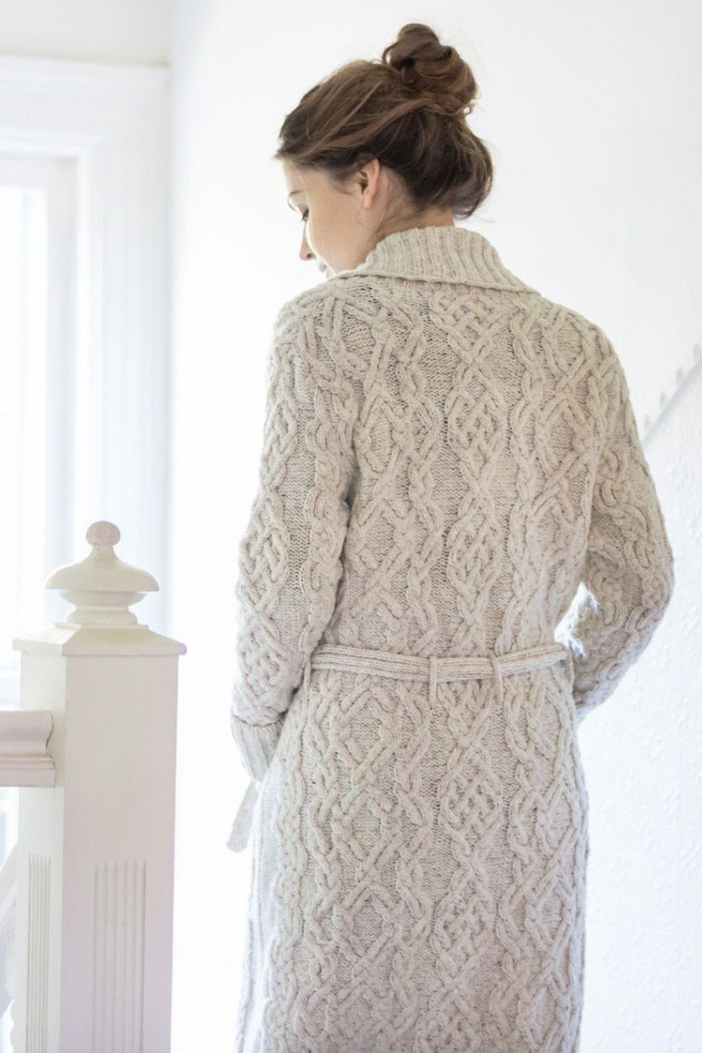 Описание по вязанию удлиненного кардигана с аранами "Brooklyn"