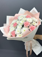 Букет из хризантем и диантусов