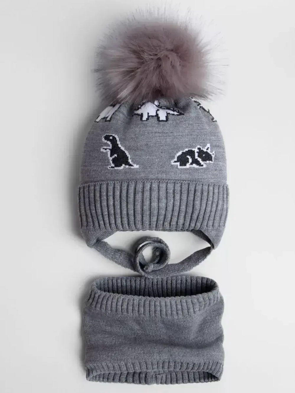 Шапка зимняя для мальчика на завязках и снуд