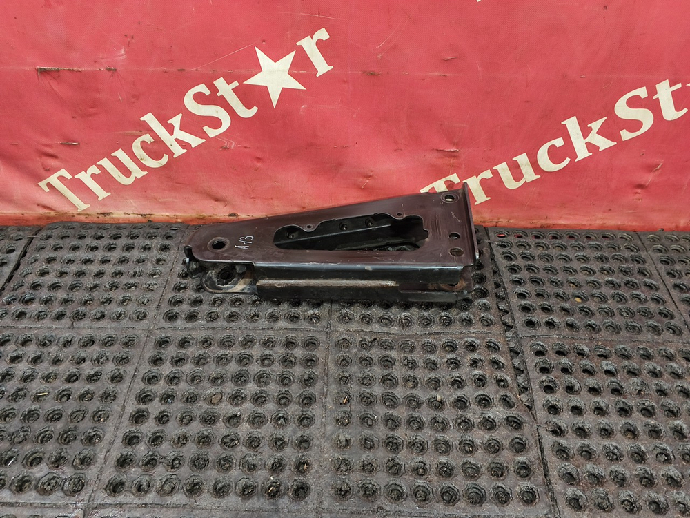 Кронштейн кабины правый