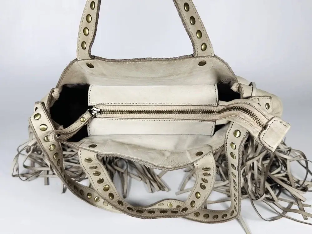 Женская сумка из натуральной вареной кожи с бахромой и заклепками цвет слоновая кость