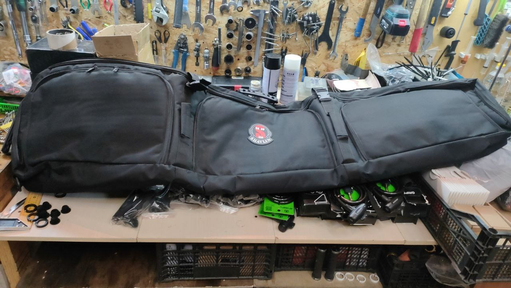 Чехол для сноуборда или двух пар горных лыж.