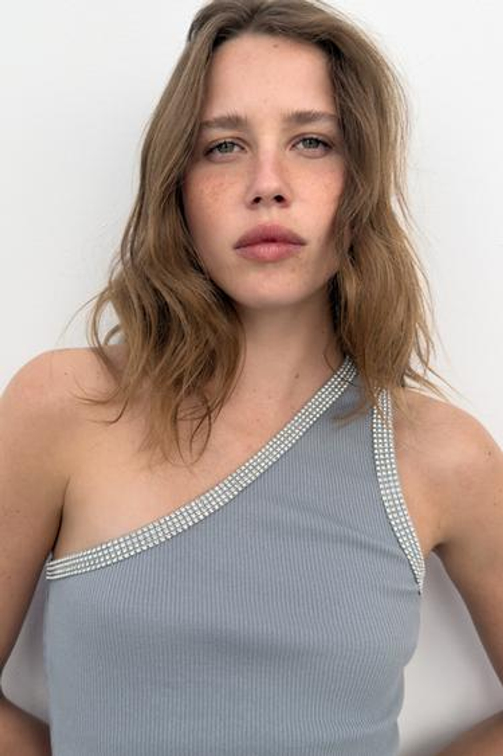 ZARA ТОП АСИММЕТРИЧНОГО КРОЯ СО СТРАЗАМИ, ТЕМНО-СЕРЫЙ