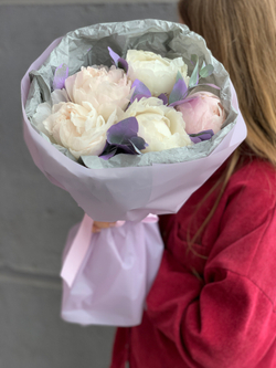 Букет из 5 пионов с эвкалиптом