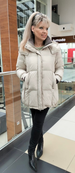 Модная cтеганная куртка-пуховик в молочном цвете