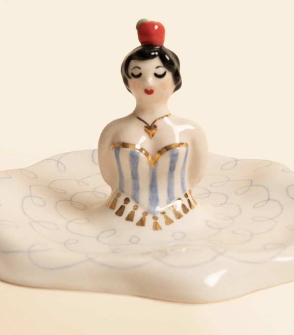 Тарелка для украшений – Девушка-метательница ножей | ВАЗАНЕВАЗА