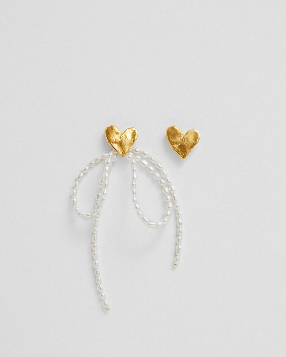 Gunga Моносерьга Cердечко с бантиком из рисового жемчуга