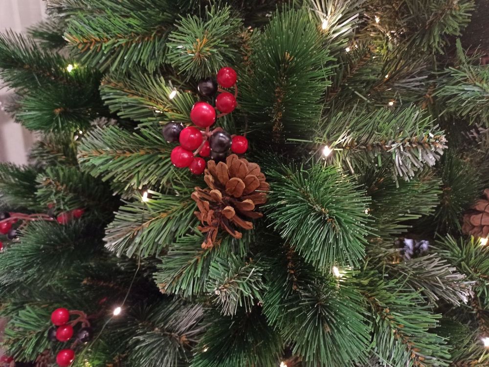 Заснеженная елка с шишками и ягодами «Очарование» (Леска+пвх) 180 см / 1.8 м