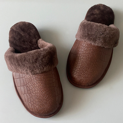 Тапочки для дома из кожи с тиснением Крокос