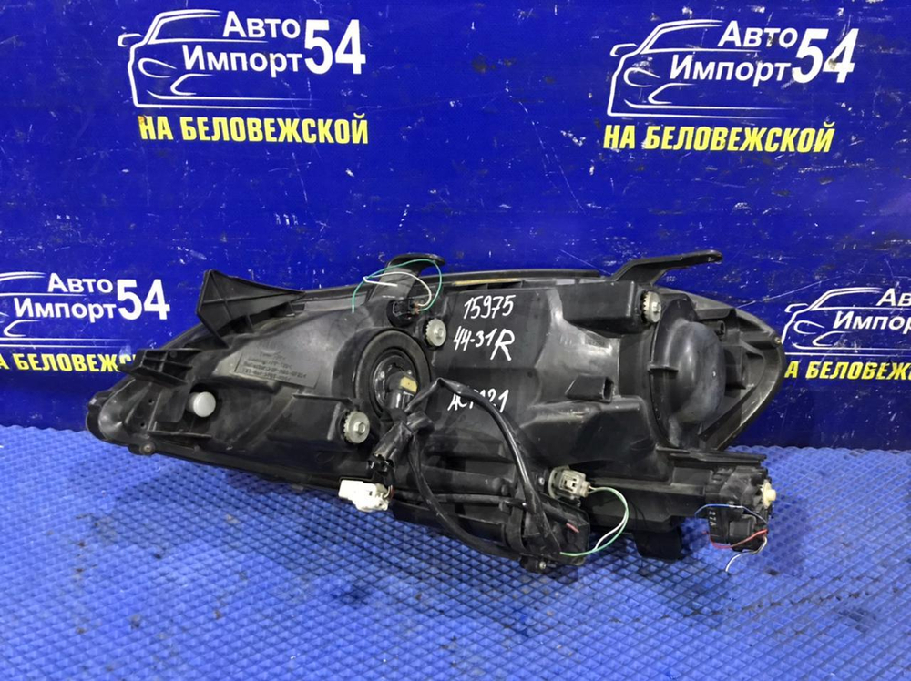 Фара передняя правая TOYOTA IPSUM 2001-2003