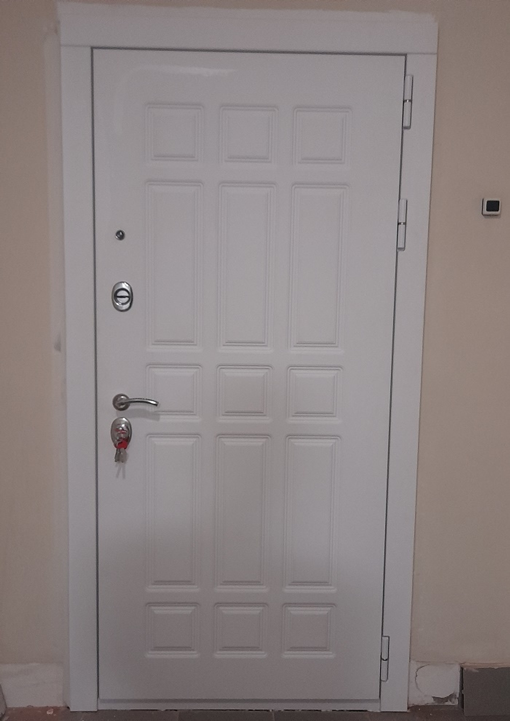 Входная металлическая белая дверь с зеркалом RеX (РЕКС) 8 Силк сноу / СБ-16 Силк сноу