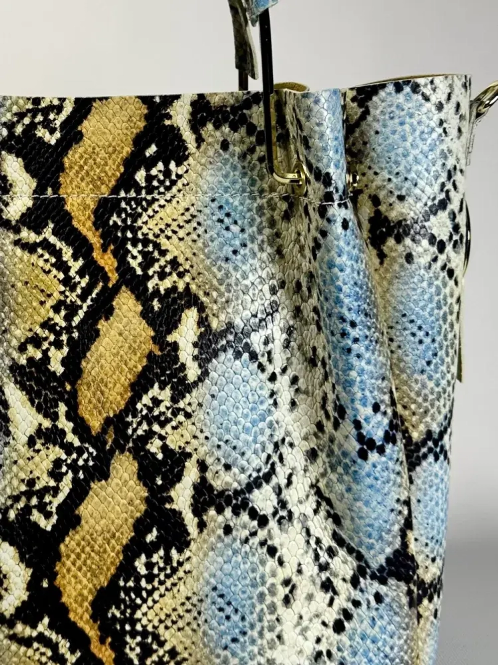 Женская желто-голубая сумка из натуральной кожи с тиснением питон