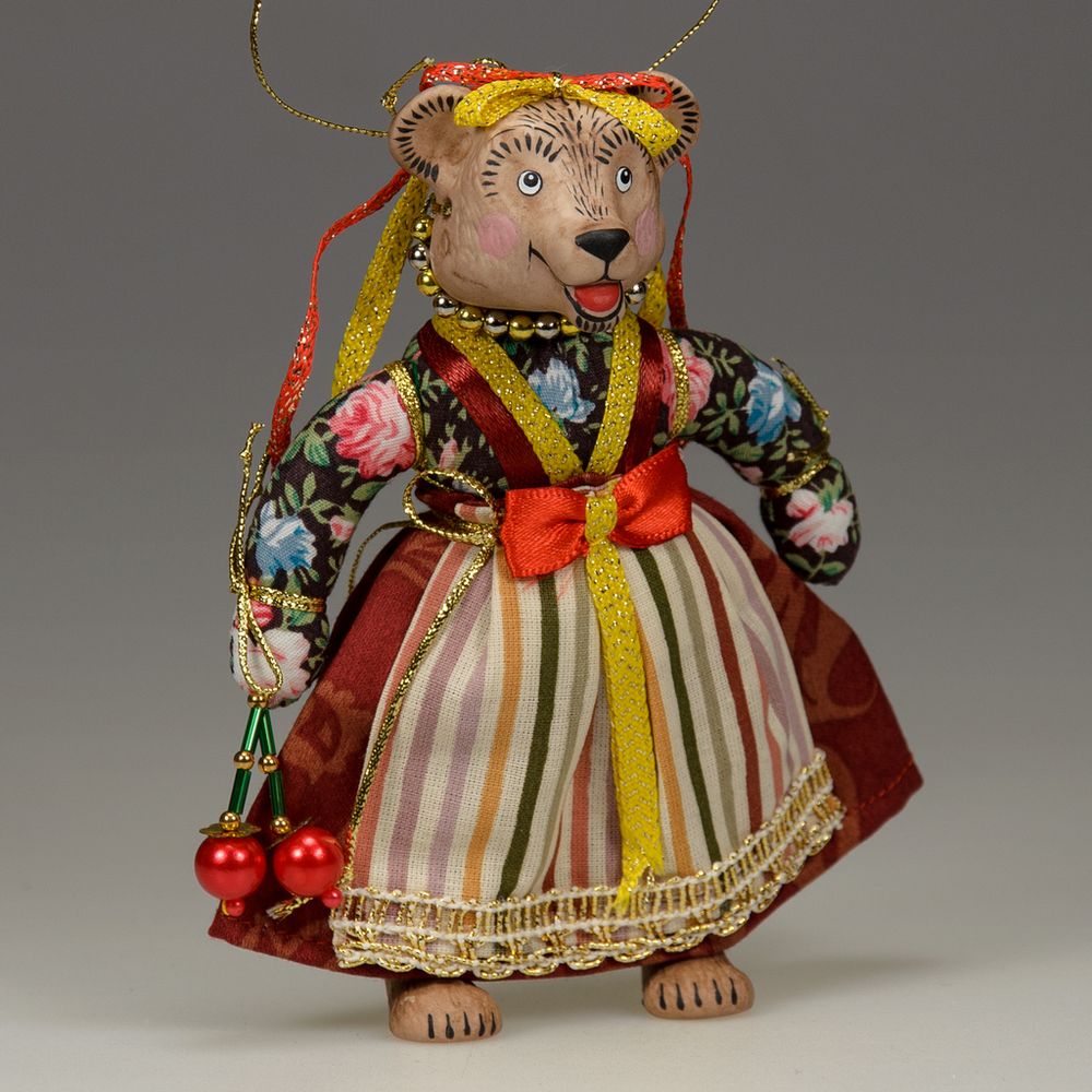 Ёлочная игрушка Медведица "Маша" с ягодкой