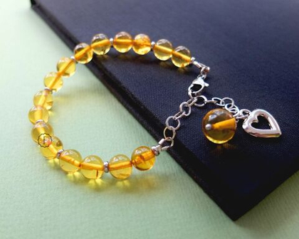 Браслет из янтарных шаров с цепочкой