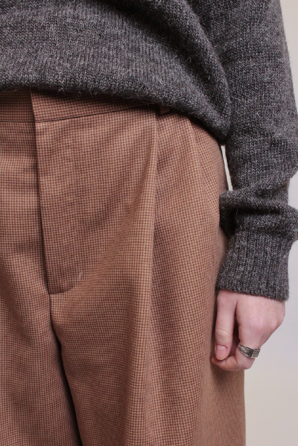 Брюки со складками из шерсти в гусиную лапку