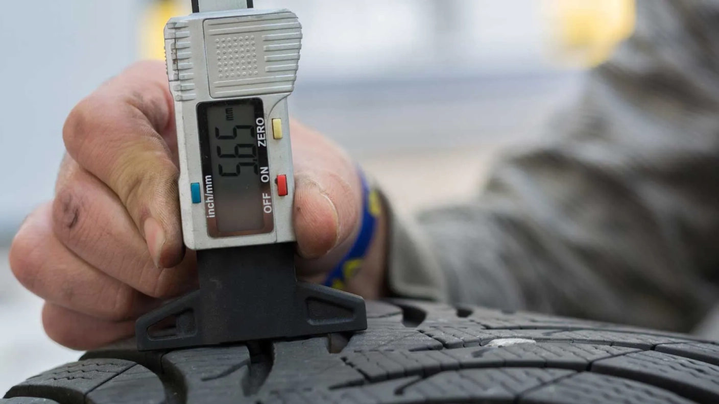 Почему нужно вовремя менять шины и следить за остаточной глубиной протектора