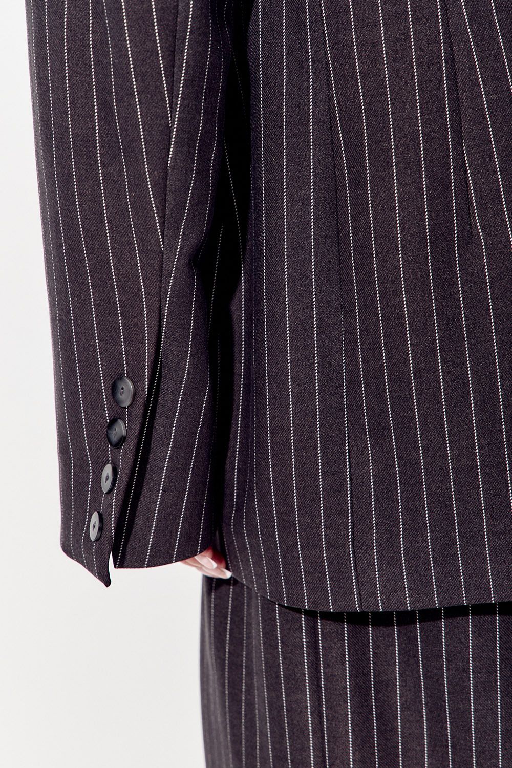 Приталенный пиджак "песочные часы" темно-серого цвета в полоску