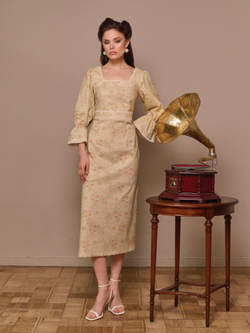 Платье с квадратным вырезом