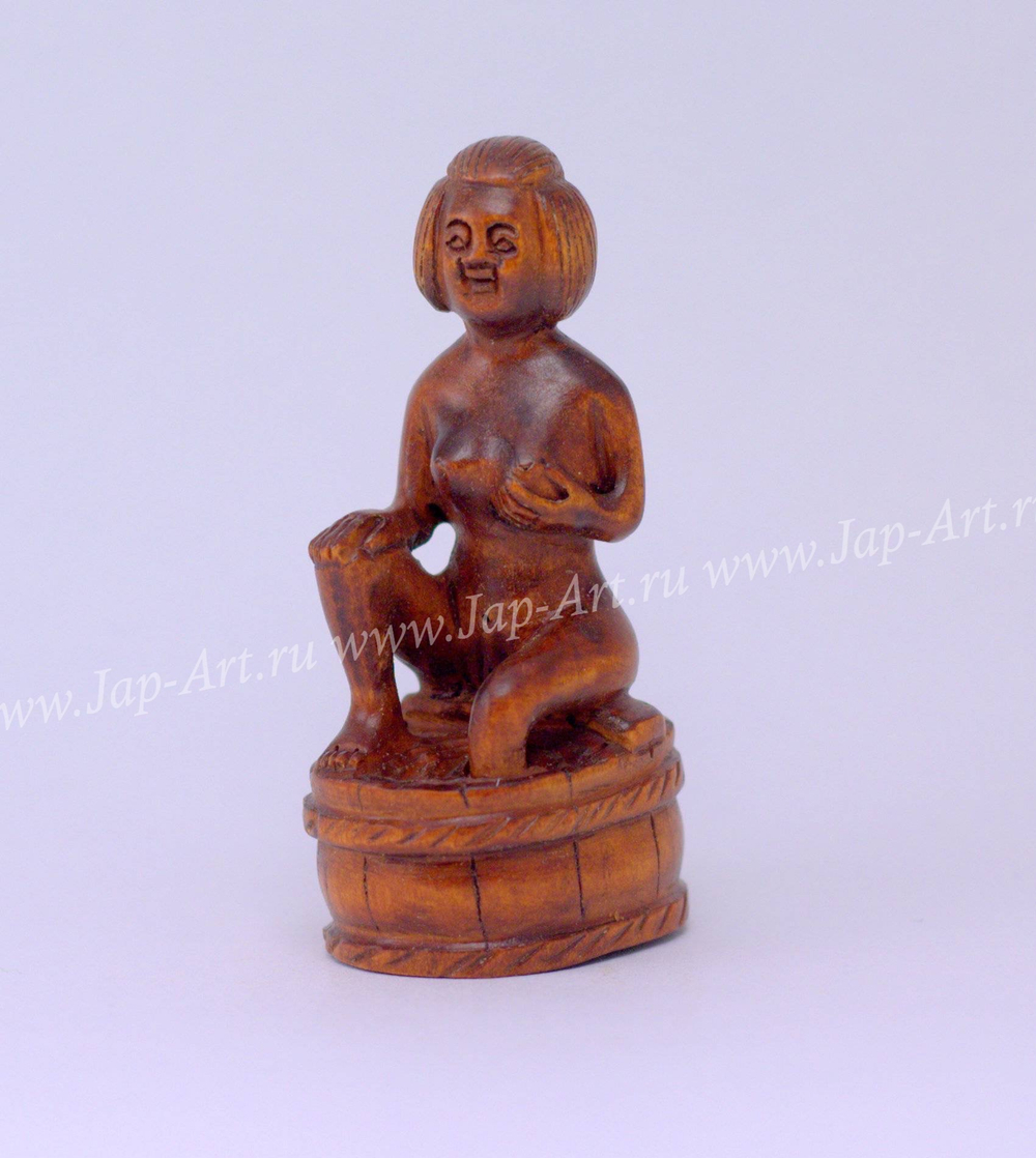 Нэцкэ Красавица моется в бочке