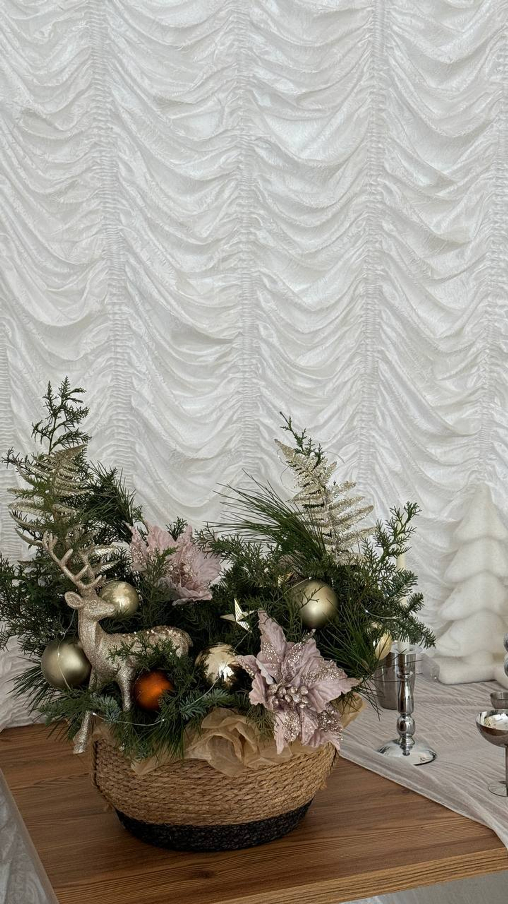 Новогодняя композиция из хвои с золотым декором