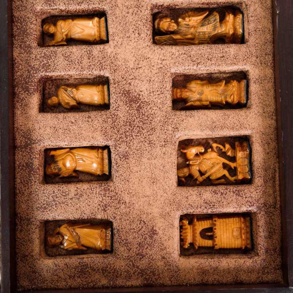 Шахматный стол с комплектом шахмат из слоновой кости