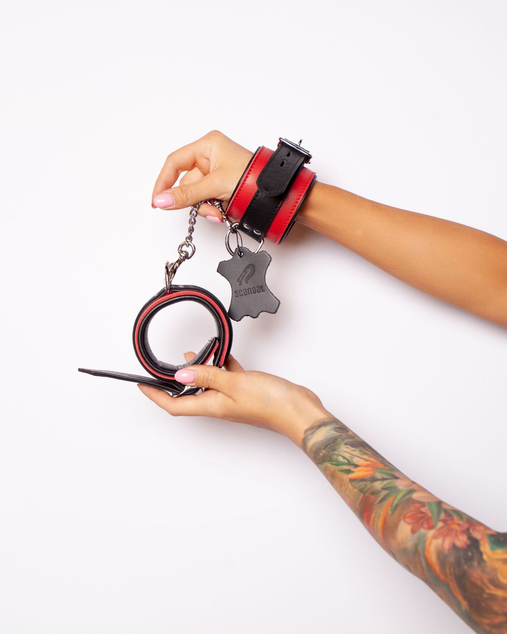 Черно-красные наручники Scandal из натуральной кожи со стальной цепочкой (Цвет: черный)