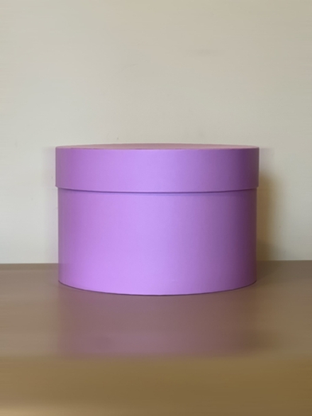 Короткая круглая коробка 22,5 см . Цвет:Светло лиловый  . Розница 350 рублей .