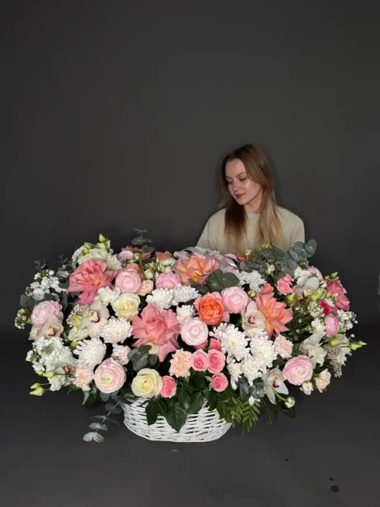 Корзина Wow с ранункулюсами и французским розами