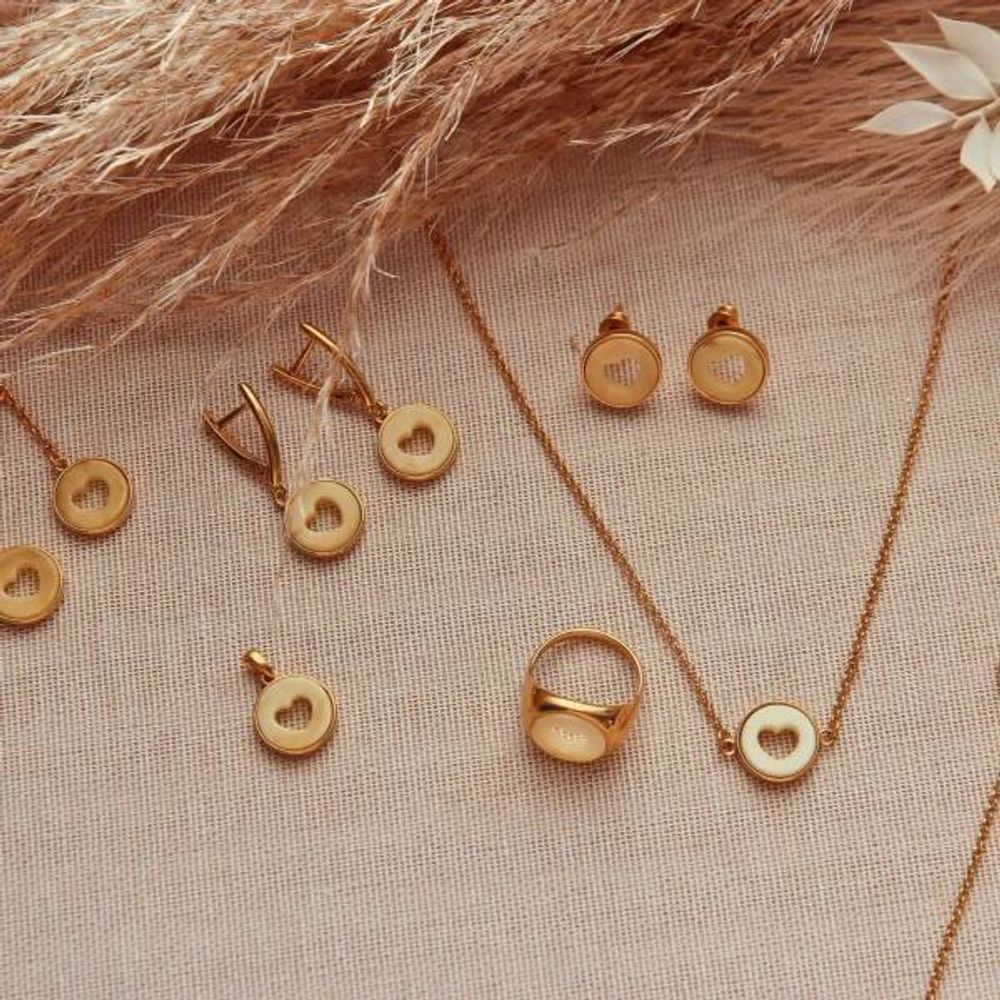 Подвеска без цепочки Круг с сердцем янтарь молочный