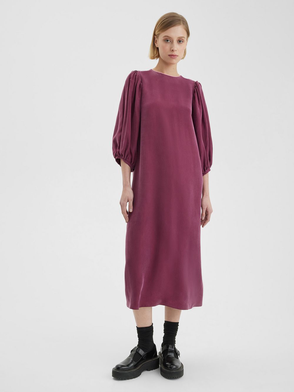 Платье с пышными рукавами винного цвета