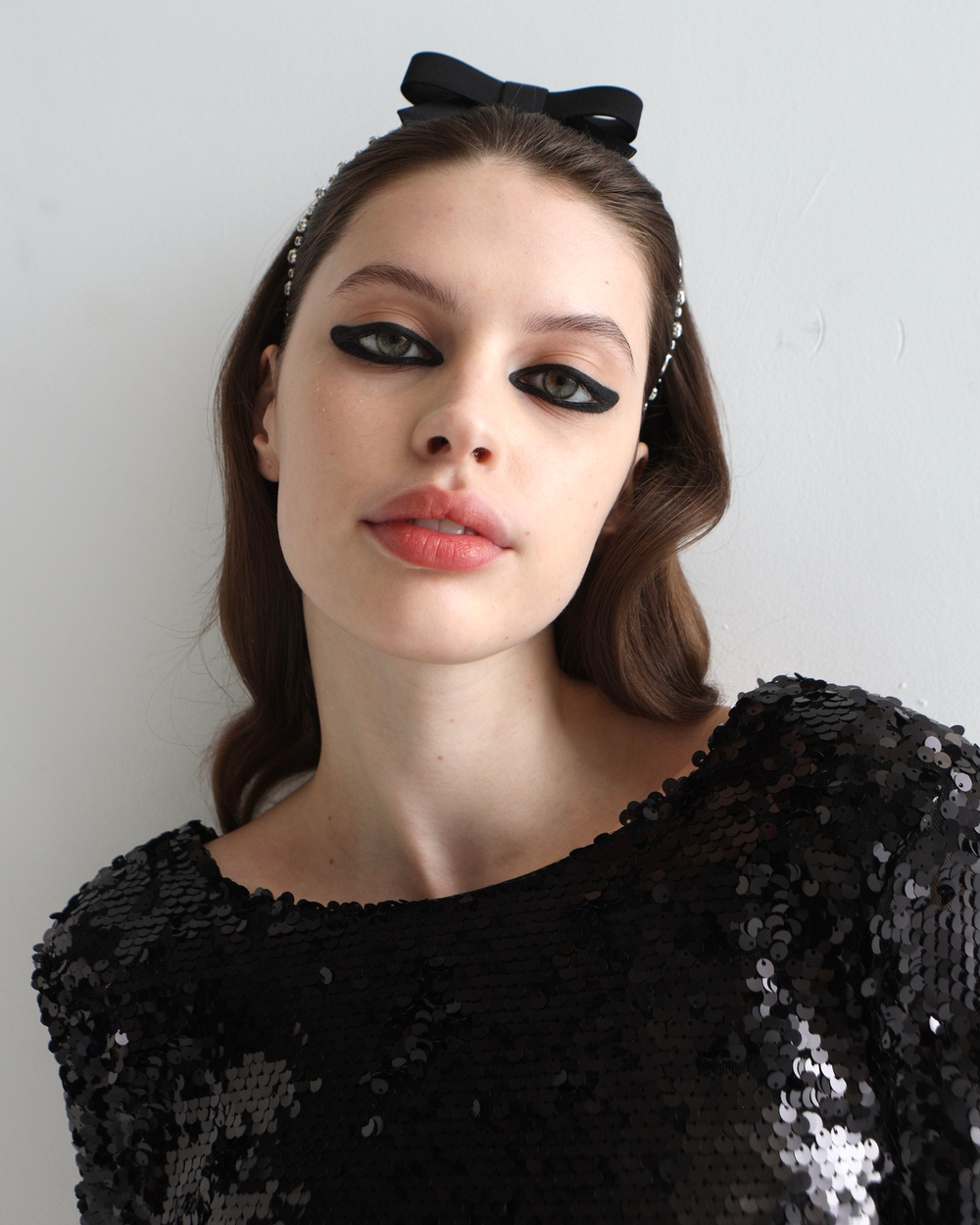 Тонкий ободок с бантом декорированный белыми камнями