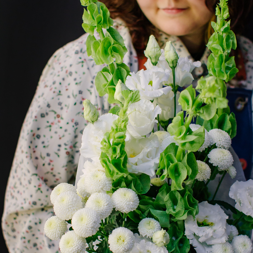 11. Стойкий букет в современном стиле с молюцеллой