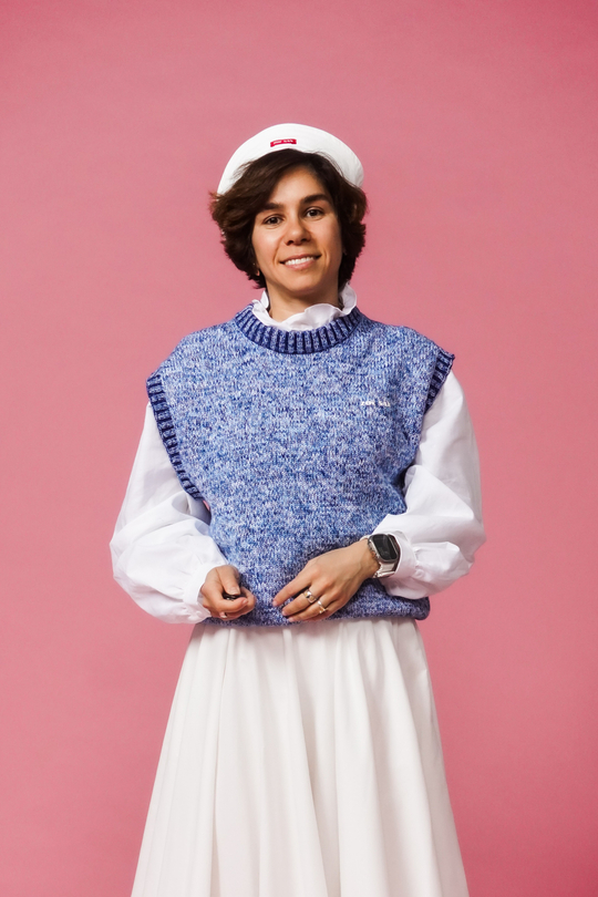 Жилет из хлопкового мулине синего цвета