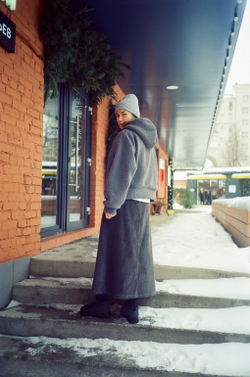 Худи на молнии укороченная из плюшевой ткани, графит