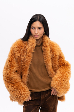 Бежевая шуба с воротником