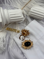 Накладка на пуговицу золотистая с ажурным (неровным) краем и черным камнем