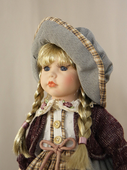 Кукла фарфоровая 16' на подставке