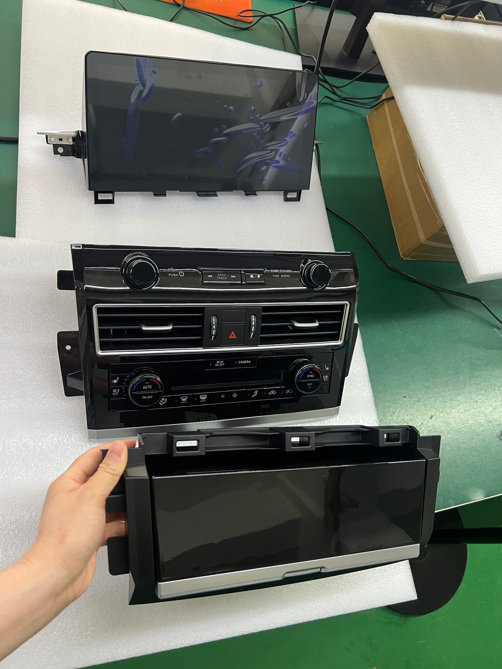 Магнитола для Infiniti QX80 / QX56 2010-2024, Nissan Patrol Y62 (поддержка Bose, 360 и мониторов) - Carmedia ZH-N1401 монитор 14", Android 12, 8/128Гб, CarPlay, 4 SIM-слот, беспроводная зарядка