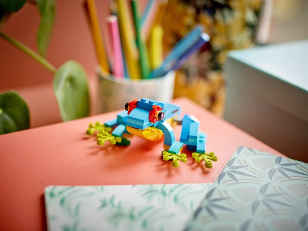 Конструктор LEGO Creator 3in1 31136 Экзотический попугай