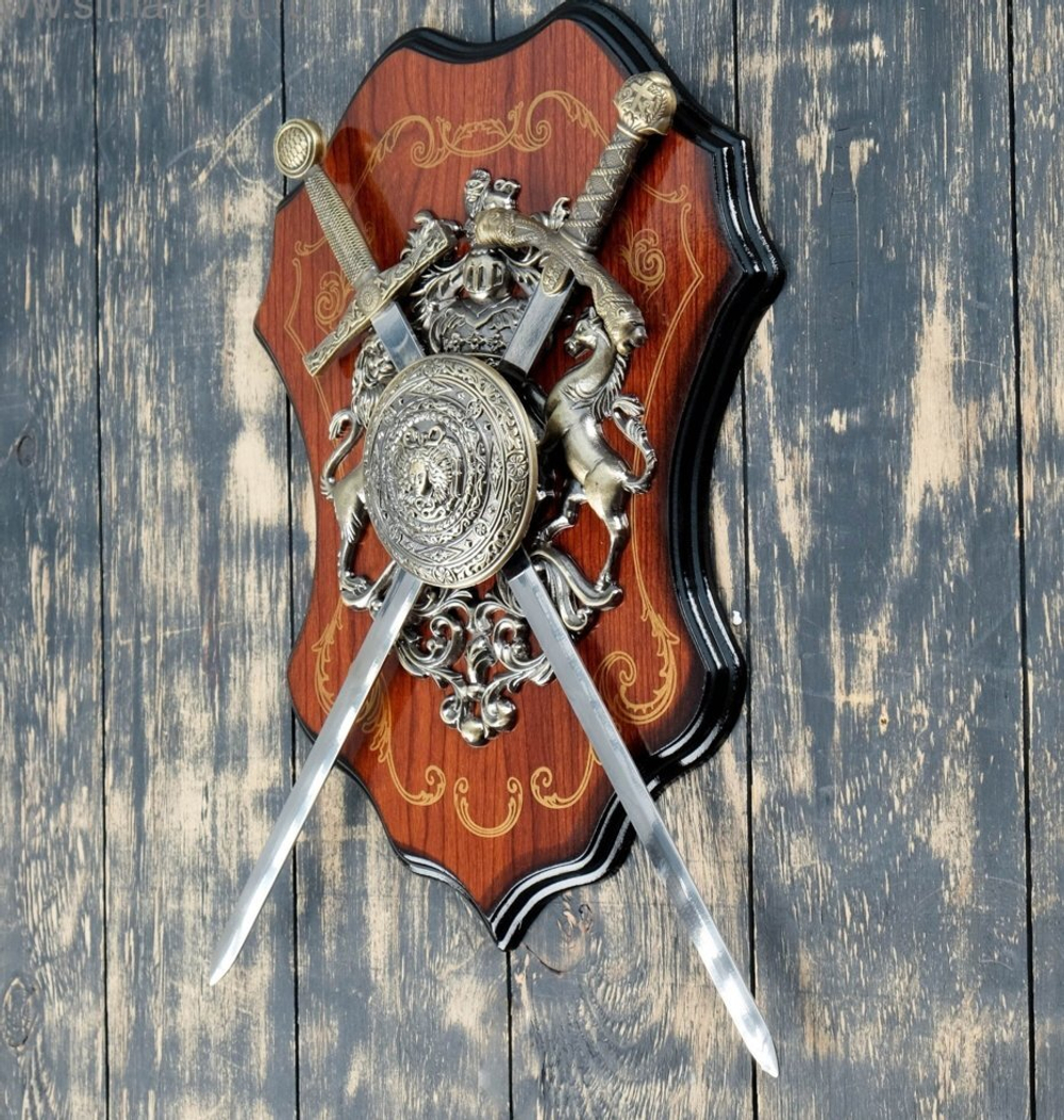 Панно декоративное Геральдика "Медуза Горгона и два меча"