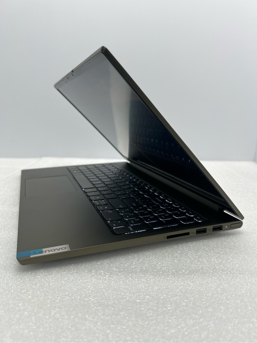 Ноутбук Lenovo Yoga Creator 7 15IMH05 (82DS0029RU) 15.6 " /HexaCore Intel Core i7-10750H/GeForce GTX 1650 /RAM 16 GB/SSD 1 TB/NVIDIA GeForce GTX 1650 4G/1920x1080/IPS/Windows 11/Подсветка кл-ры: LED/Зеленый/. Состояние: Уценка/ царапины на матрице/нет резинок на поддоне/с1