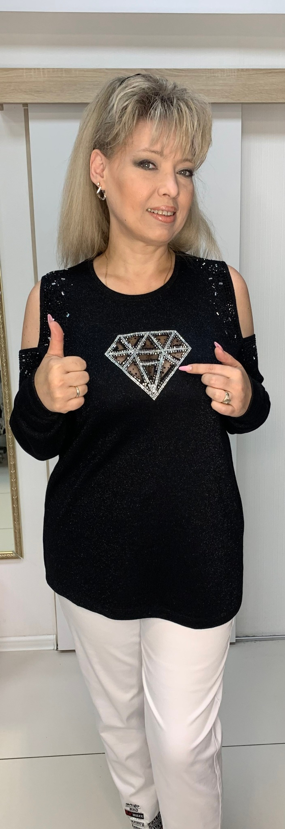 Черный джемпер со стразовым принтом