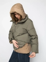 Короткая куртка утепленная с капюшоном