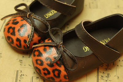 Туфли детские на липучке с анималистическим принтом и бантом
